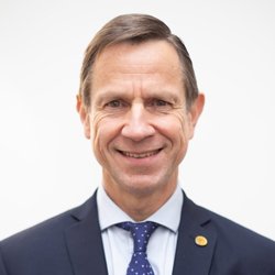 🎙 <a href="/edubattaglia/">Eduardo J. Battaglia</a> dialogó con el Dr. Alejandro Andersson, neurólogo, en el día mundial del cerebro. 

🗣"En el mundo de la prevención primero vienen los hábitos saludables, luego los suplementos y último los medicamentos"