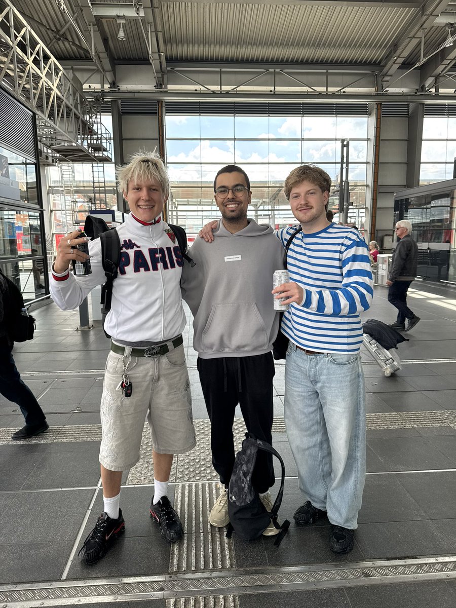 _muffN's tweet image. 4 stunden geschlafen um ne klausur zu schreiben bei der ich die hälfte nicht wusste ABER paul &amp;amp; gustav von 01099 getroffen, tag gerettet 🙂‍↔️✨💫