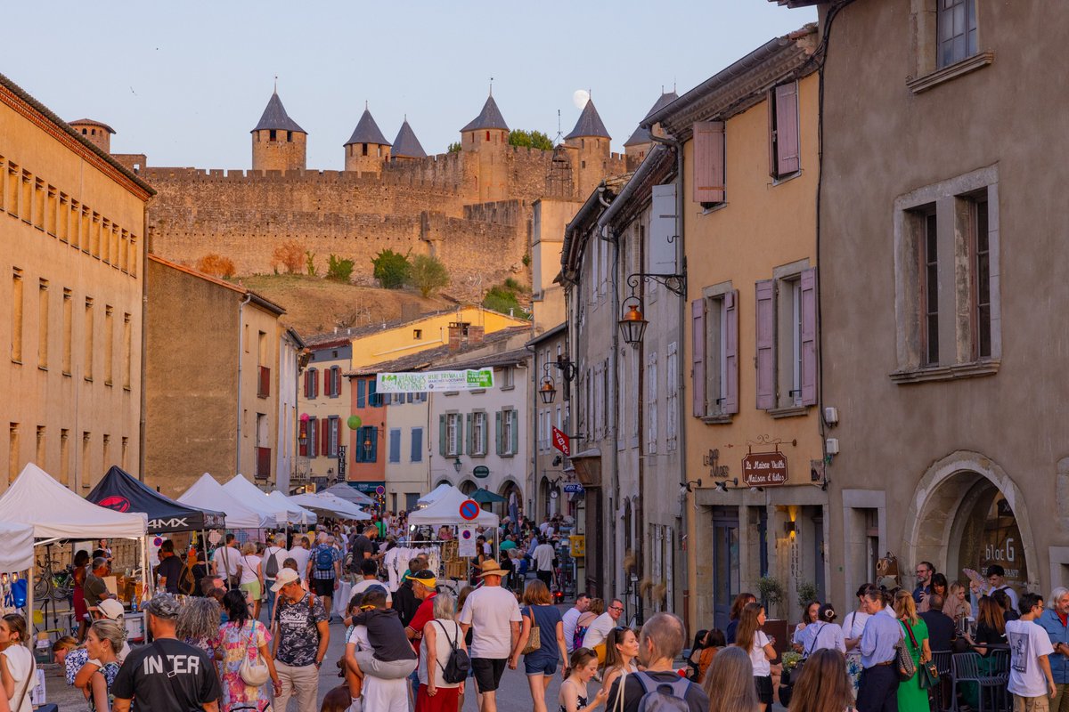 🌙 Les Flâneries nocturnes de la Trivalle reviennent tous les jeudis du 17/07 au 14/08 à #Carcassonne !
🍷 Vins AOP Cabardès, créateurs, ambiance festive &amp; concert à 21h 🎶
📍Entre le Pont Vieux &amp; la Cité

👉tourisme-carcassonne.fr/agenda/
