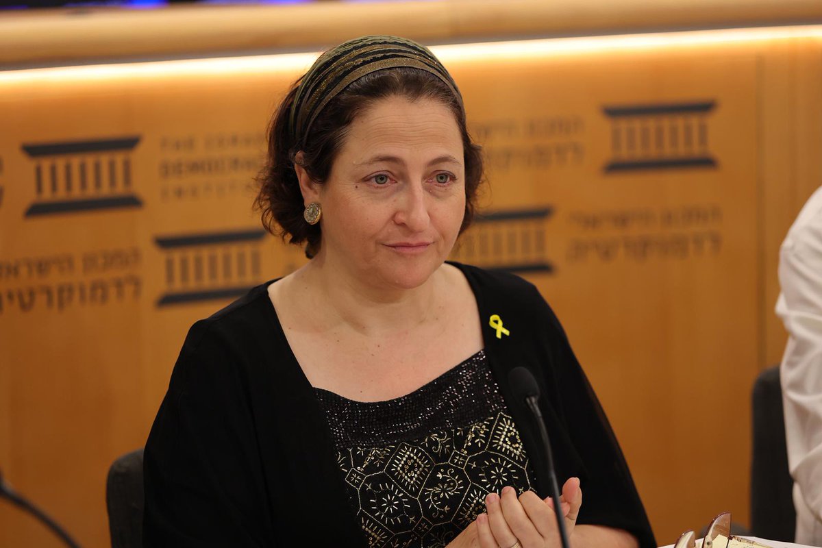DemocracyIL's tweet image. עו"ד שלומית רביצקי טור-פז, מנהלת מרכז ג'ייקובס לחברה משותפת במכון, בכנס #זמןהכרעה:
"הציבור החרדי, המנהיגות החרדית, באופן שהיא מדברת היא לא לוקחת לי רק את המדינה ולא חס ושלום לוקחת לנו את הילדים, אלא לוקחת לנו את התורה. כי האופן שבו הציבור החרדי מפרש את התורה גם לוקח לנו את התורה.…