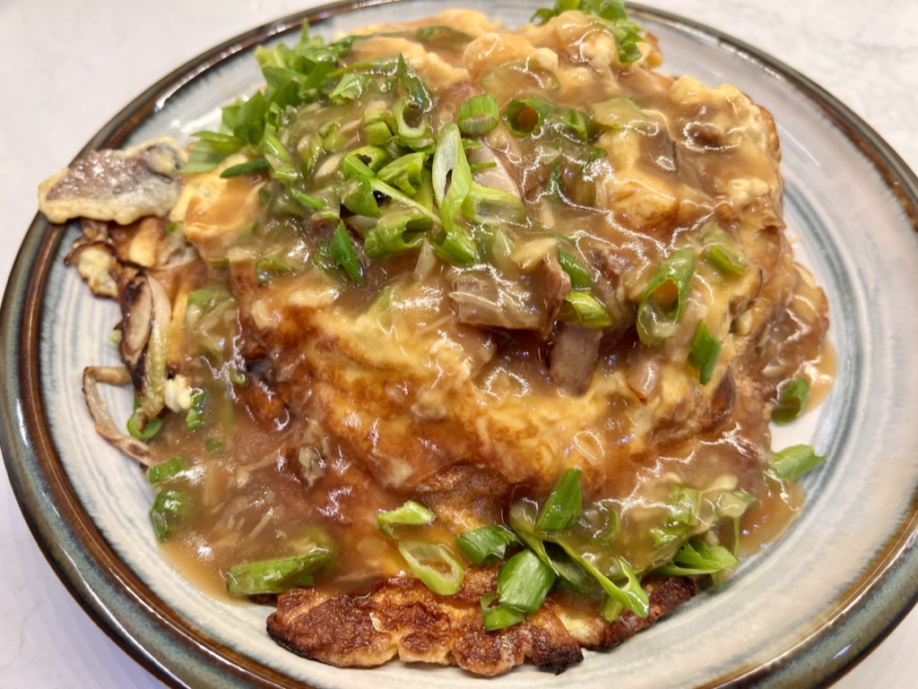 RobertiLax's tweet image. Fu Rong Dan - aka Egg Foo Young - midnight diner style. Egg pancake with leftover char siu, mushrooms, bean sprouts, scallions, and other bits and pieces from the back of the fridge, draped over a mound of rice and covered with simple gravy.