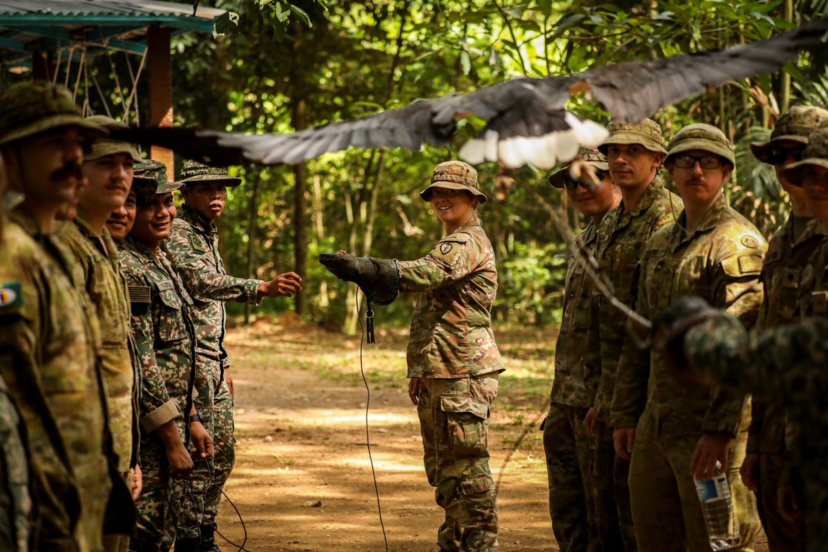 I_Corps's tweet image. No Shortcuts💪
Soldiers with @25thID joined Malaysian & Australian forces for jungle survival training during #KerisStrike25
From mastering fire-starting to identifying edible plants & preparing traditional foods, these skills ensure the ability to remain lethal in any location