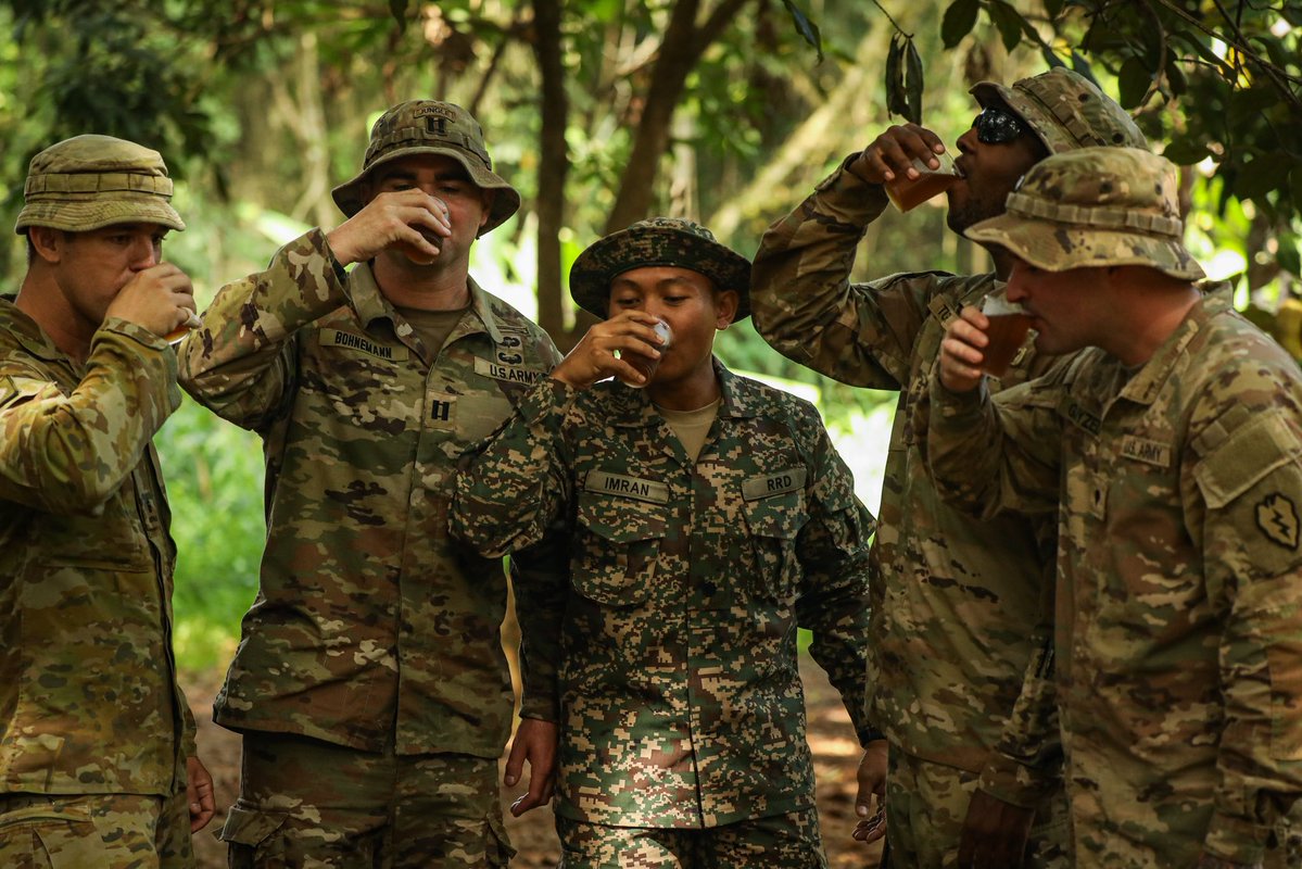I_Corps's tweet image. No Shortcuts💪
Soldiers with @25thID joined Malaysian & Australian forces for jungle survival training during #KerisStrike25
From mastering fire-starting to identifying edible plants & preparing traditional foods, these skills ensure the ability to remain lethal in any location