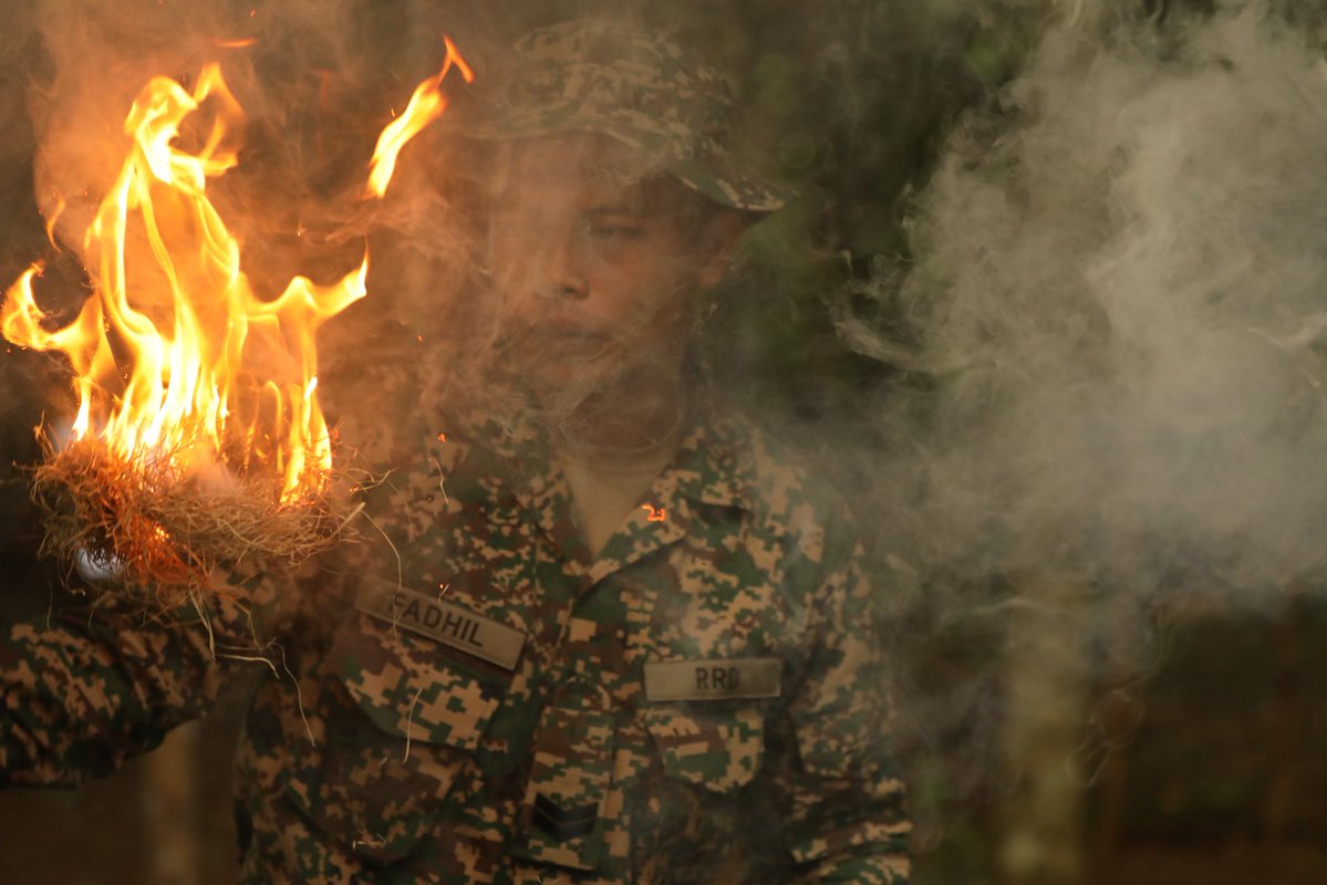 I_Corps's tweet image. No Shortcuts💪
Soldiers with @25thID joined Malaysian & Australian forces for jungle survival training during #KerisStrike25
From mastering fire-starting to identifying edible plants & preparing traditional foods, these skills ensure the ability to remain lethal in any location