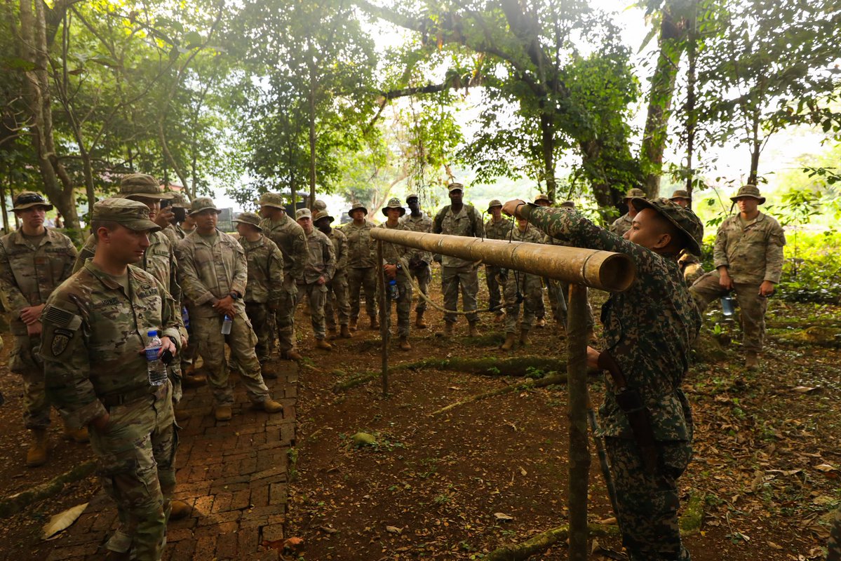 I_Corps's tweet image. No Shortcuts💪
Soldiers with @25thID joined Malaysian & Australian forces for jungle survival training during #KerisStrike25
From mastering fire-starting to identifying edible plants & preparing traditional foods, these skills ensure the ability to remain lethal in any location