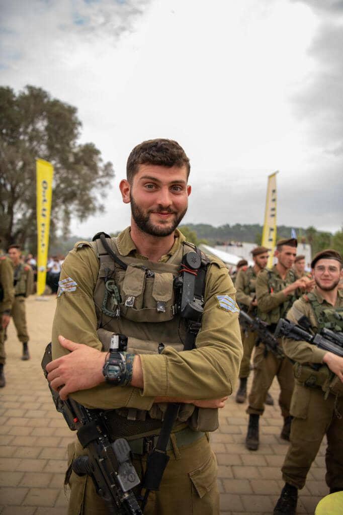 YosephHaddad's tweet image. זהו סיפורו של סמ״ר מיכאל בן חמו הי״ד
מיכאל נולד ברחובות ליעל ומאיר, אח לאוהד, נועה ואסף, ובן זוגה של תמר.
מיכאל התנדב במד״א ועם נוער יהודי בחו״ל. למד במכינה בבית-גוברין ובמדרשת הערבה בעין-יהב.
מיכאל רצה להיות לוחם, והתגייס לגולני, לגדוד 51. הוא קיבל מצטיין פלוגתי, יצא לפיקוד,…