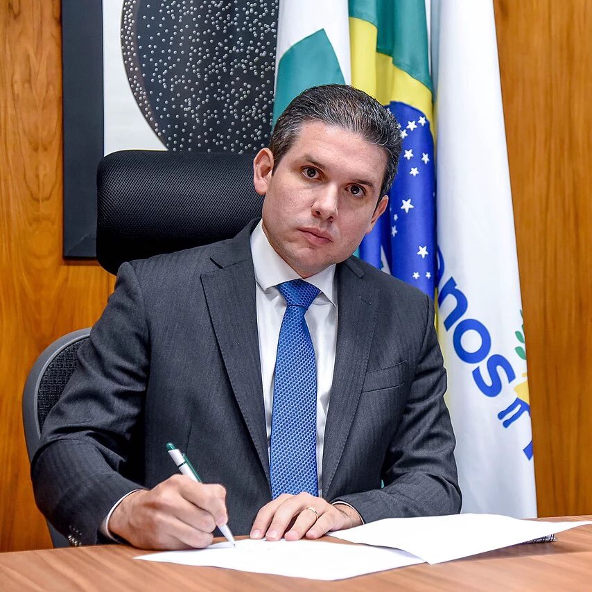 eixopolitico's tweet image. 🇧🇷 AGORA: Em meio à ofensiva bolsonarista para aprovar requerimentos de apoio a Bolsonaro nas comissões, presidente da Câmara, Hugo Motta, suspende todas as reuniões de comissões entre 22 de julho e 1º de agosto.
Embora o recesso parlamentar constitucional dependa da votação da…