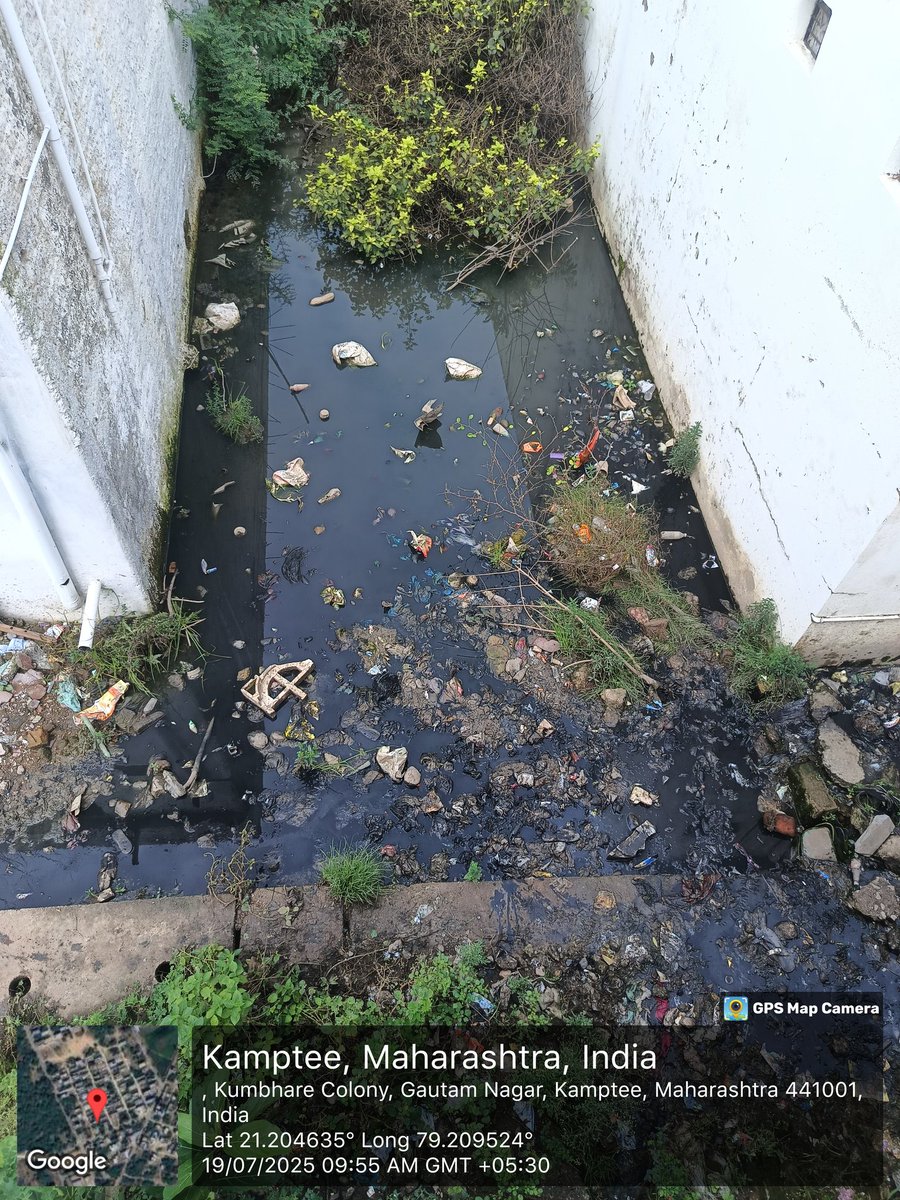 Musabhai84's tweet image. हमारे मोहल्ले मे #SwachhBharatMissionUrban के अंतर्गत @NKamptee द्वारा इतनी अच्छी नाली बनाई गई कि जैसे पहले पानी जमा था वैसे ही अभी है उस ठेकेदार को शत शत नमन जिसने ये नाली बनाई और उस इंजीनियर को भी जिसने चेक किया और ठेकेदार को भुगतान किया गया 
#MyCityMyPride #GarbageFree