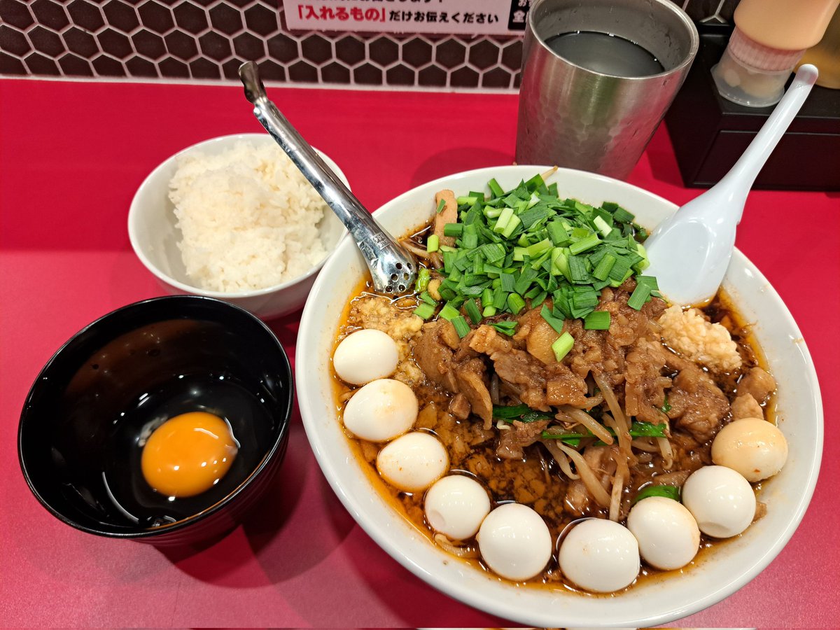 MAMO_CHANNEL666's tweet image. 晩御飯は
川崎に今日オープンした
🆕🍜かわさ鬼さんへ🎵
すず鬼🌟プロデュース店
🍜鬼ソバ セット+ニラ
(🍚ライス&🥚生卵)
まさお⇒(うずら3個) ✖︎3
コールは
ニンニク少し/ショウガ/背脂
鬼ソバ🎗️🐷豚肉とモヤシ
🍜ジャンキー感💥満載😆👍
マヨネーズもあって完璧🙆
川崎駅周辺🍜超激戦区に😋