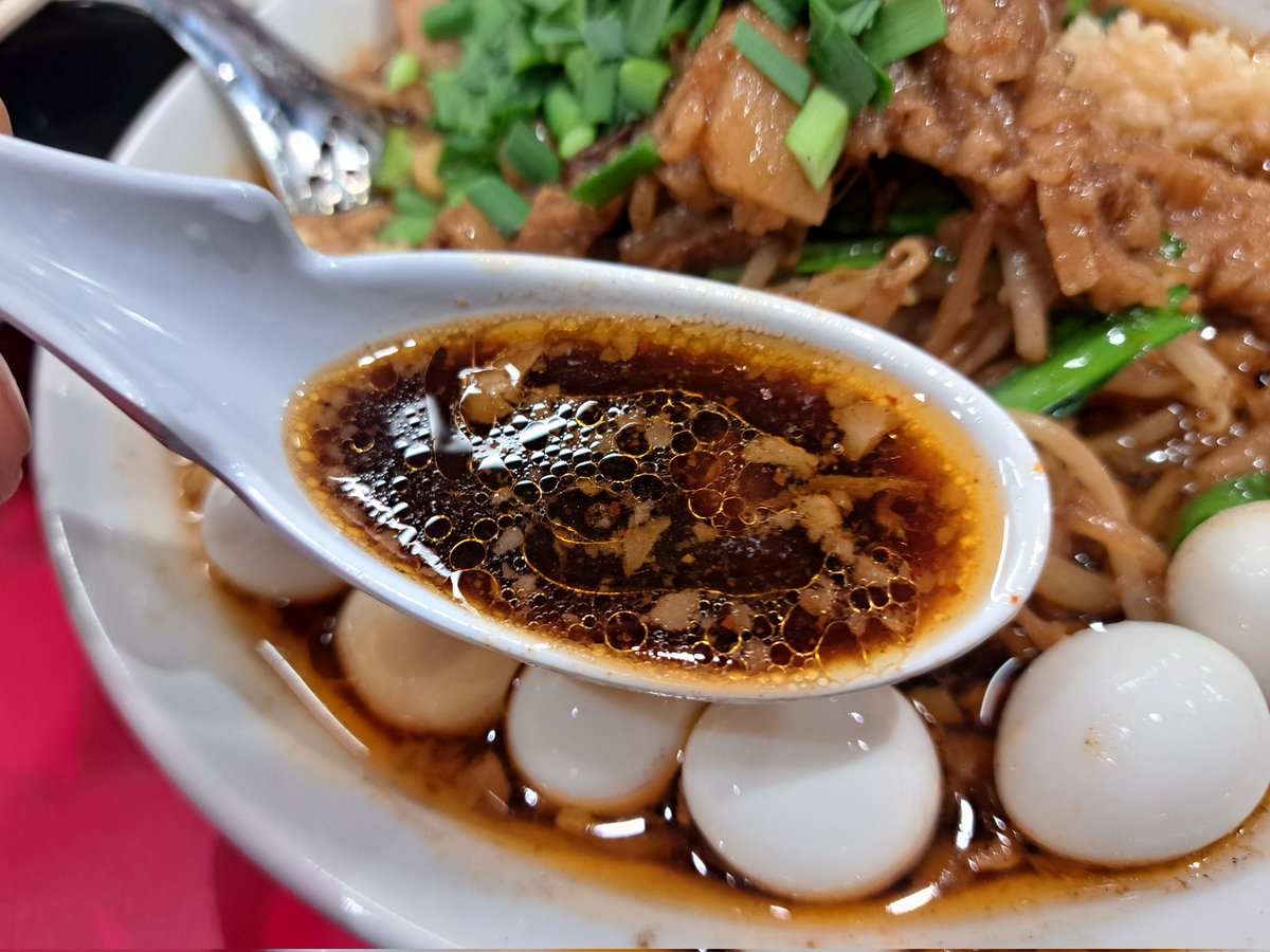 MAMO_CHANNEL666's tweet image. 晩御飯は
川崎に今日オープンした
🆕🍜かわさ鬼さんへ🎵
すず鬼🌟プロデュース店
🍜鬼ソバ セット+ニラ
(🍚ライス&🥚生卵)
まさお⇒(うずら3個) ✖︎3
コールは
ニンニク少し/ショウガ/背脂
鬼ソバ🎗️🐷豚肉とモヤシ
🍜ジャンキー感💥満載😆👍
マヨネーズもあって完璧🙆
川崎駅周辺🍜超激戦区に😋