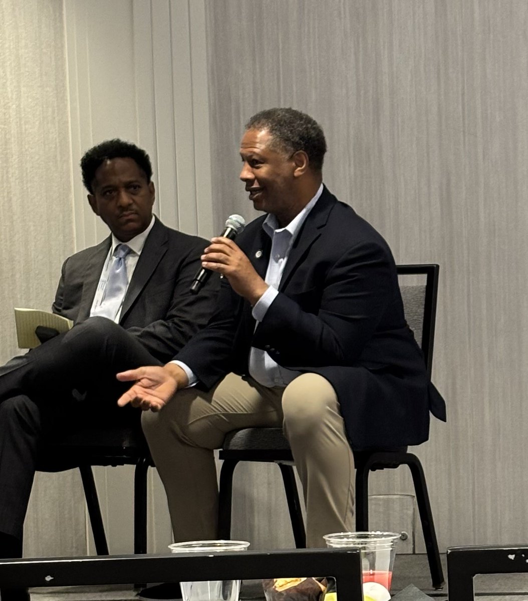 WinnAwards's tweet image. A few from this weekend's @NationalMedAssn convention. The team shared our mission of #BetterScienceForAll and Dr. Winn shared his insights at a roundtable called Predictive Tools, Precision Medicine, AI, and Informed Decision Tools.