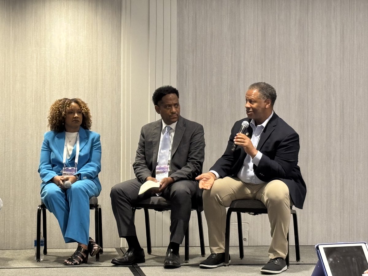 WinnAwards's tweet image. A few from this weekend's @NationalMedAssn convention. The team shared our mission of #BetterScienceForAll and Dr. Winn shared his insights at a roundtable called Predictive Tools, Precision Medicine, AI, and Informed Decision Tools.