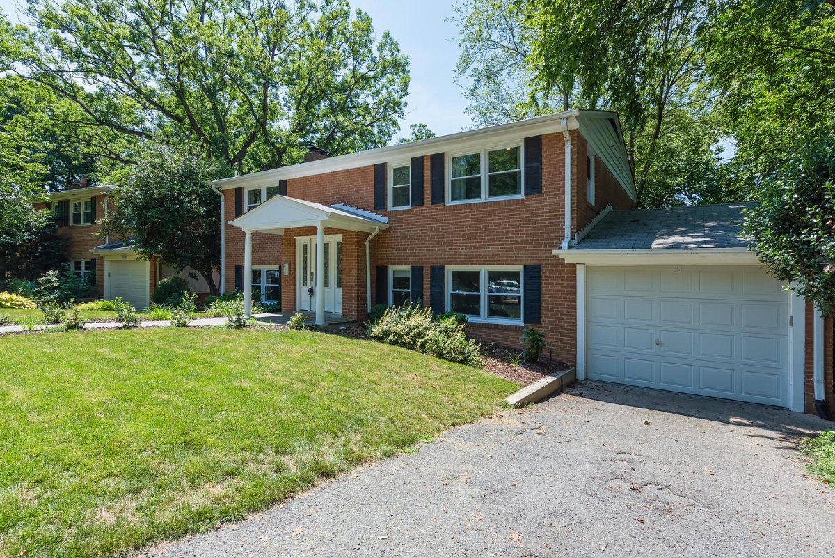 StayAttache's tweet image. 🏡 Available Aug 2! Fully furnished 3BR/2.5BA in Arlington!

📍1422 21st St S | Near DC Metro
🛏 King + 2 Queens
🌳 Private yard &amp;amp; patio
🔥 Fireplace

Perfect for remote work &amp;amp; relocation!

📲 ow.ly/HxQ350WsaiG

#StayComfortable #StayJoyful #StayAttache