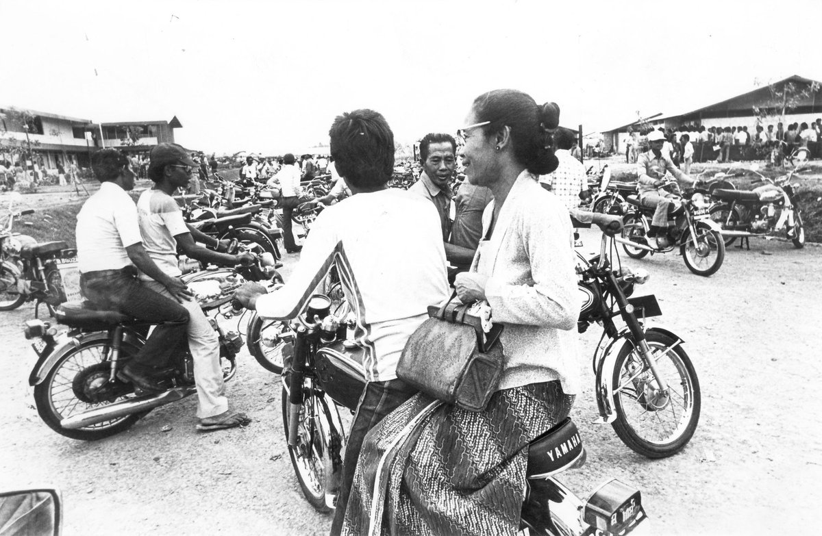 Tukang ojek di Klender, Jakarta Timur, 12 Februari 1978.

Dg tarif 150–200 rupiah sekali jalan, penarik ojek di sana dapat mengumpulkan penghasilan sekitar 4.000 rupiah sehari. Hampir separuhnya biasanya untuk bayar sewa sepeda motor dan beli bensin.

Potret Kompas/Kartono Riyadi