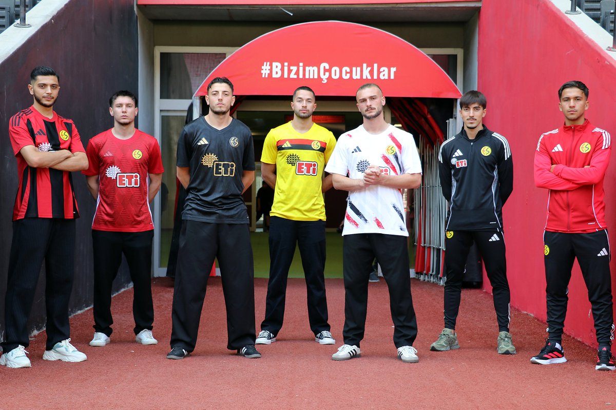 2025-2026 sezonu yeni Adidas forma setimizin lansmanı stadyumumuzda gerçekleştirildi.

Lansman etkinliğine; Korayspor Genel Müdürü Sayın Koray Cebel, Adidas Takım Sporları Müdürü Sayın Bora Ercan, Kulüp Başkanımız Sayın Ulaş Entok ve Kulüp Başkan Vekilimiz Sayın Niyazi Çelik
