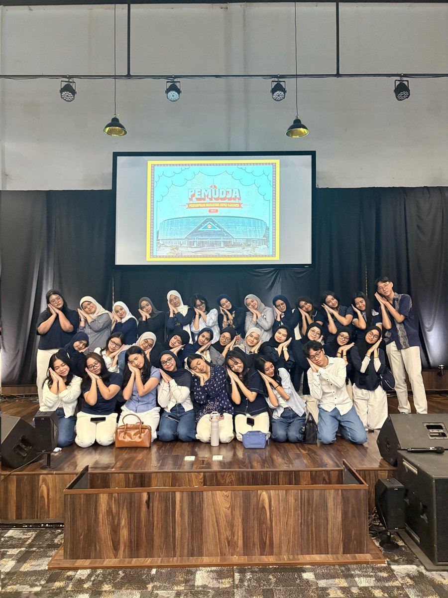 Aeroncloude's tweet photo. pemudja kemaren wkwkw #fkunpad https://t.co/Z7dj8x2Qd0