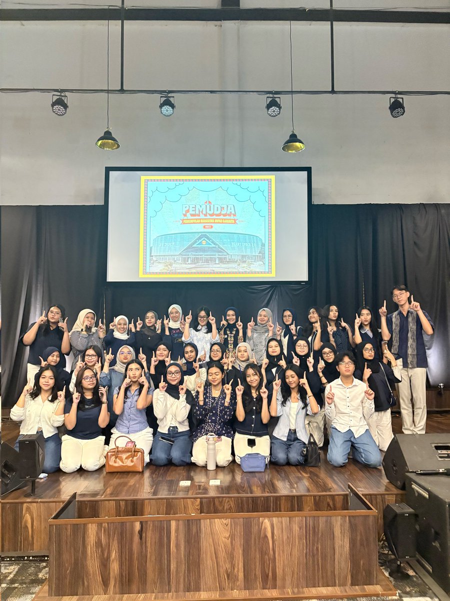 Aeroncloude's tweet photo. pemudja kemaren wkwkw #fkunpad https://t.co/Z7dj8x2Qd0