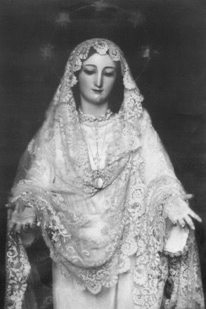 📜📆 HISTORIA • Tal día como hoy, 22 de julio, pero de 1936, la actual talla de María Santísima del Rocío era trasladada y escondida en una alacena de la calle Puerto, en el barrio de la Malagueta. 
Sigue leyendo para saber qué pasó ‼️
🧵👇🏼
#CofradíasMLG