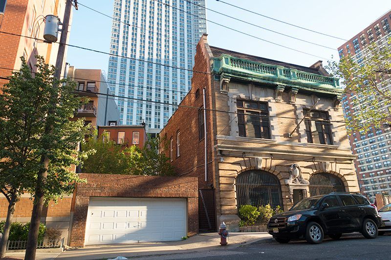 JerseyDigs's tweet image. Plan to Turn Historic Jersey City Firehouse into Restaurant Moves Forward - A local developer’s vision of converting a former Jersey City firehouse and office space into a dining and event venue has taken a step forward: buff.ly/6EaI7Xy
#JerseyCity #NewJersey #RealEstate