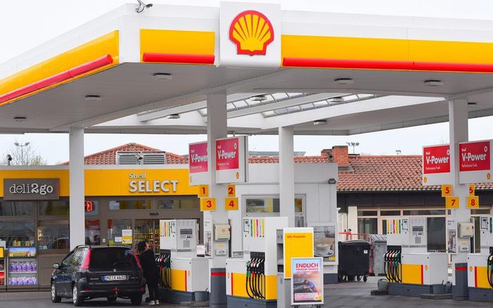 TeslaKing420's tweet image. One of these places smells like burgers and fries. The other smells like gas and disappointment.
