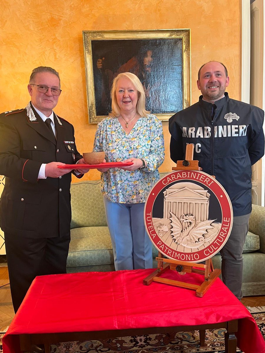 Τελετή παράδοσης αρχαίου " μεγαρικού σκύφου" ,των ελληνιστικών χρόνων, στην Ελληνική Πρεσβεία Ρώμης, από την αρμόδια υπηρεσία Προστασίας Πολιτιστικής Κληρονομιάς των Carabinieri της πόλης Udine 🇮🇹.