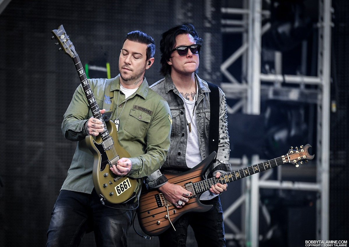 STCONightmares's tweet image. Zacky Vengeance and Synyster Gates onstage at the Soldier Field in Chicago, Illinois on Metallica’s WorldWired Tour - 18th June 2017
📷: Bobby Talamine