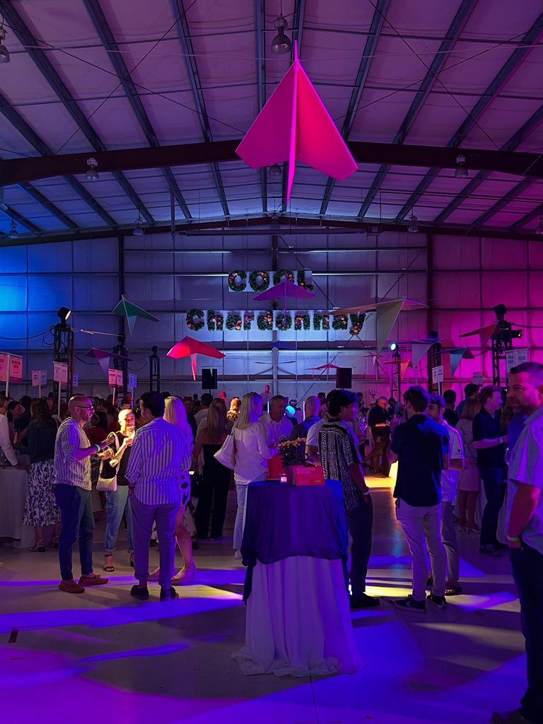 drmatthewhorkey's tweet photo. 🇨🇦 Friday Night Flights by @coolchardonnay is in the books. Held in an airport hangar, complete with nibbles and a dj.

🥂 I did not taste a single bad wine over the evening. Some standouts included @lailey_winery and @blomidonestate - from Nova Scotia! https://t.co/neMCrbjCXs