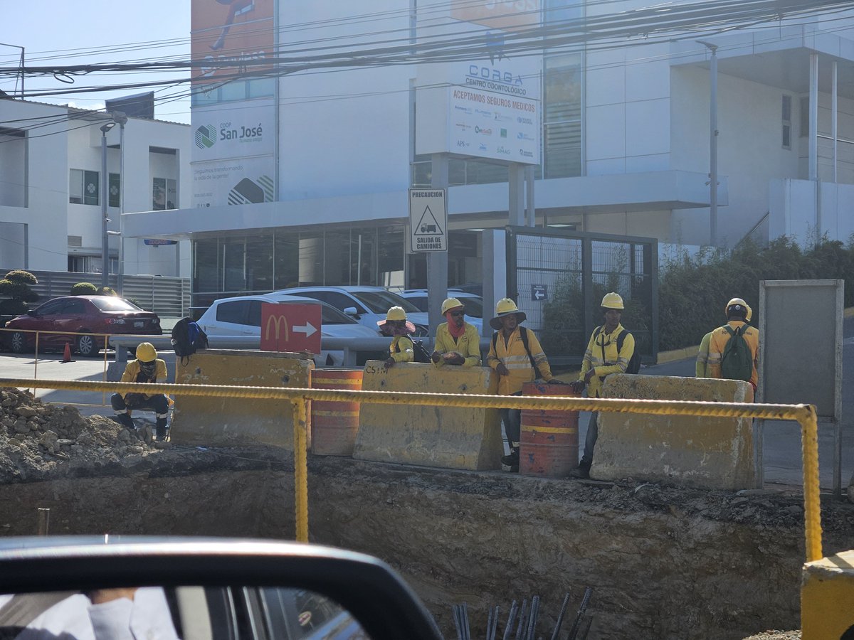 OscarFliz's tweet image. Cuando una empresa es obligada a cumplir la Ley, los dominicanos aparecen en cantidades sobradas para trabajar cualquier labor.
Grato ver que la construcción del monorriel de Santiago no se conforma con cumplir el 80-20 y lo llevan al 99-1.