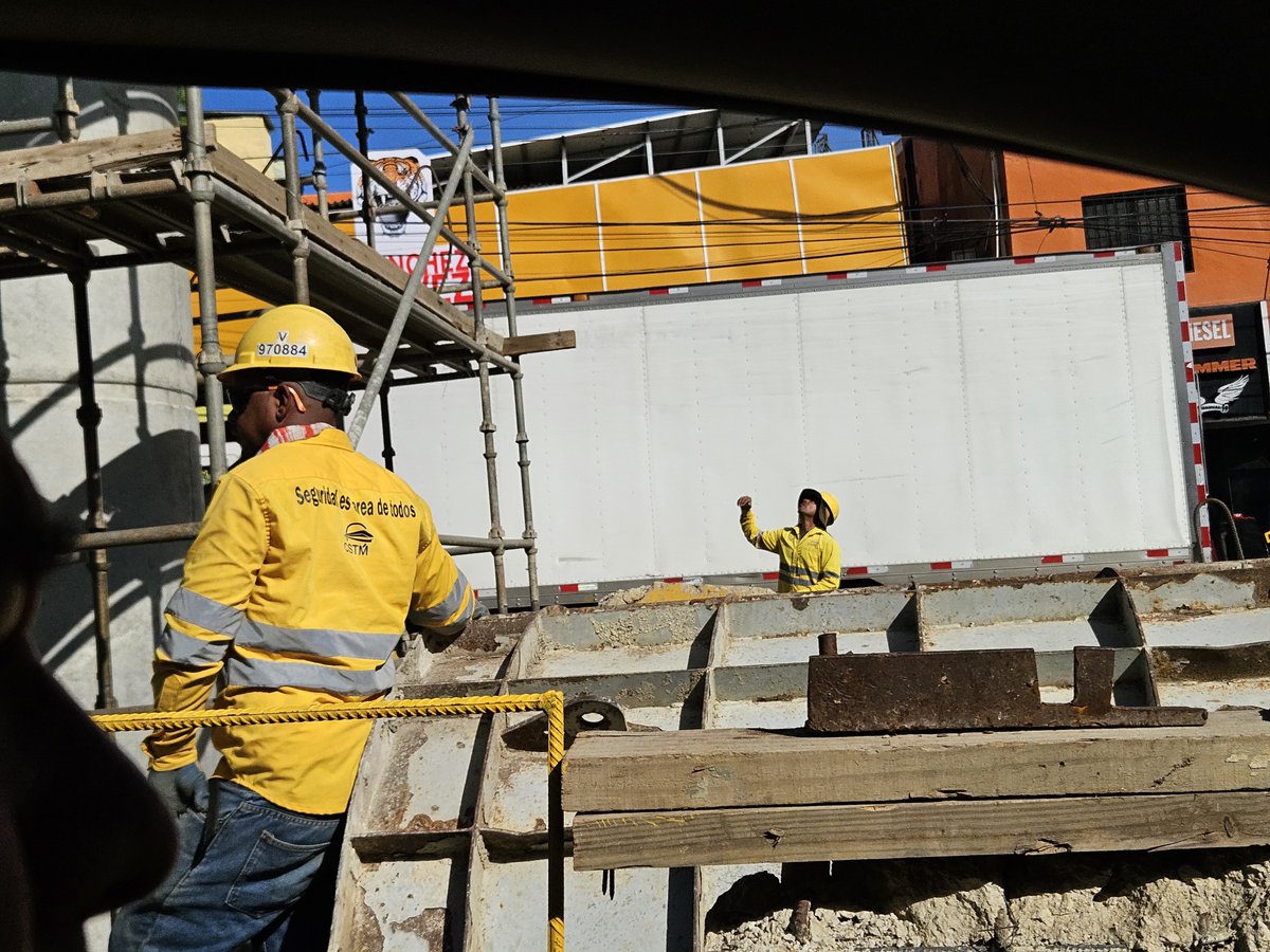 OscarFliz's tweet image. Cuando una empresa es obligada a cumplir la Ley, los dominicanos aparecen en cantidades sobradas para trabajar cualquier labor.
Grato ver que la construcción del monorriel de Santiago no se conforma con cumplir el 80-20 y lo llevan al 99-1.