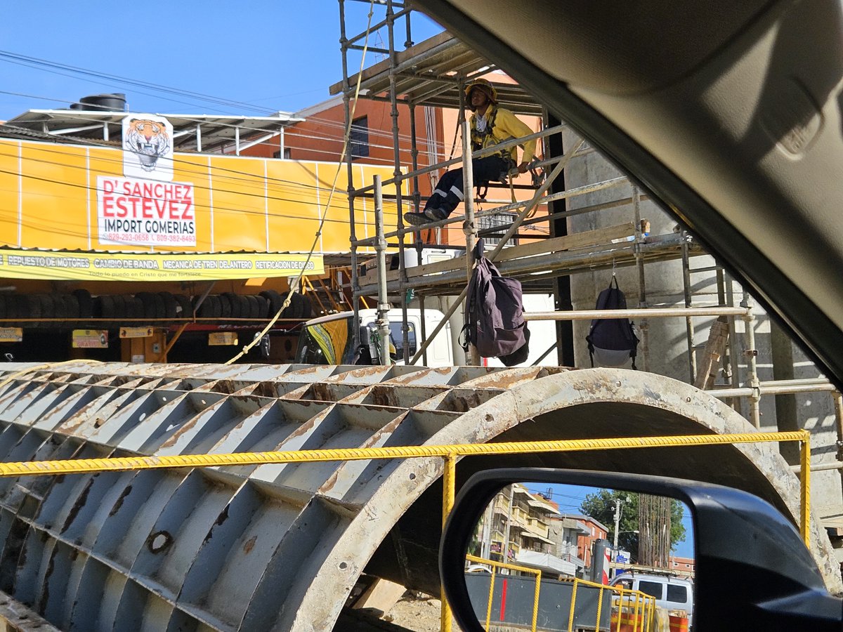 OscarFliz's tweet image. Cuando una empresa es obligada a cumplir la Ley, los dominicanos aparecen en cantidades sobradas para trabajar cualquier labor.
Grato ver que la construcción del monorriel de Santiago no se conforma con cumplir el 80-20 y lo llevan al 99-1.