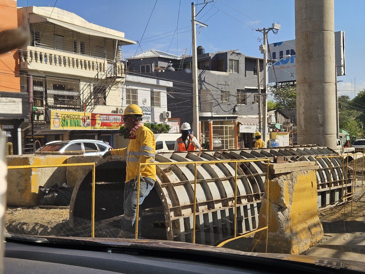 OscarFliz's tweet image. Cuando una empresa es obligada a cumplir la Ley, los dominicanos aparecen en cantidades sobradas para trabajar cualquier labor.
Grato ver que la construcción del monorriel de Santiago no se conforma con cumplir el 80-20 y lo llevan al 99-1.