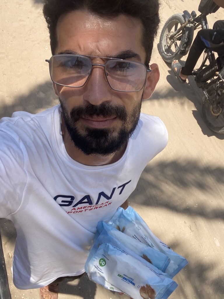Mo7ammed_jawad6's tweet image. Everything here requires effort… exhaustion… long, weary steps.
We are tired. My head throbs with pain, and the sun burns us every single day.
I am drained… in every sense of the word.
And yet, I will keep working. I will do the impossible — for Rafif, for my wife, for those I…