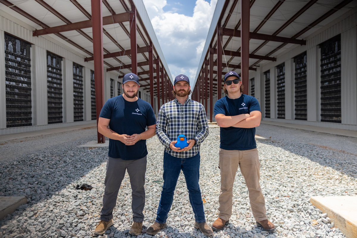 CleanSpark_Inc's tweet image. Meet Terry Hash, the unofficial mascot of the $CLSK Bitcoin mining team in Jackson, Tennessee.
Like our machines onsite, ducks use air or liquid immersion to cool down.