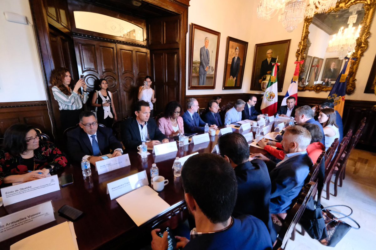 moltojulio's tweet image. Desde ayer iniciamos una agenda estratégica en Jalisco conociendo cómo funciona su impresionante industria de semiconductores. 🇲🇽 Gracias al Secretario General del Gobierno del Estado de Jalisco @SalvadorZamoraZ , a su equipo y a todas las empresas que nos han abierto sus puertas…