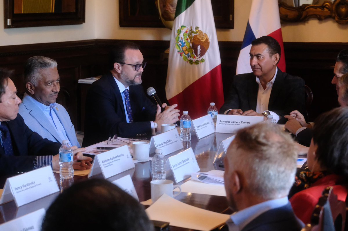 moltojulio's tweet image. Desde ayer iniciamos una agenda estratégica en Jalisco conociendo cómo funciona su impresionante industria de semiconductores. 🇲🇽 Gracias al Secretario General del Gobierno del Estado de Jalisco @SalvadorZamoraZ , a su equipo y a todas las empresas que nos han abierto sus puertas…