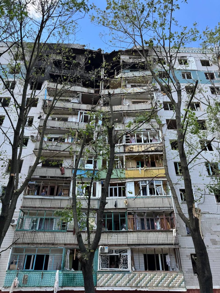 OCHA_Ukraine's tweet image. Kramatorsk & Sloviansk, #Donetsk Region: repeated attacks
- reportedly killed a child, injured over a dozen civilians,
- hit homes, schools & an evacuation ambulance,
- disrupted water and electricity supply.
Aid workers rushed in with shelter, legal & psychological support.