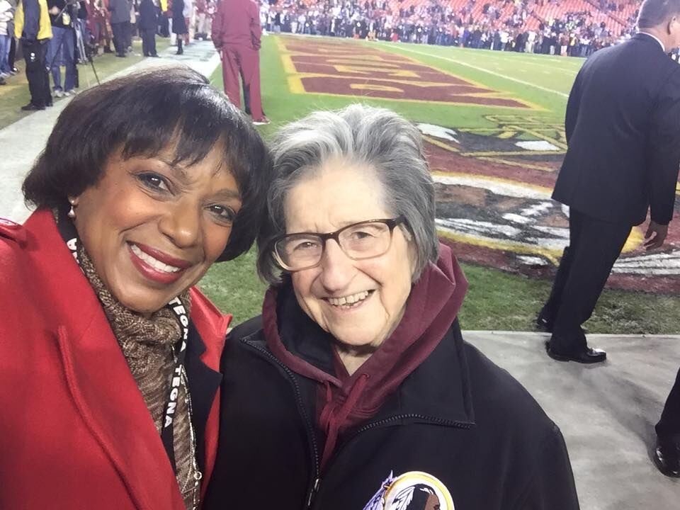 DianesTalking's tweet image. First time I saw Melba was at @Commanders Training Camp, 6/28/14. This 90 yr old fan was in the heat because she LOVED her team. Melba became somewhat of a celebrity! I did this story for @WTOP, right before she passed at age 100. #SuperFan #FreelanceLife loom.ly/sL5Jn6E)