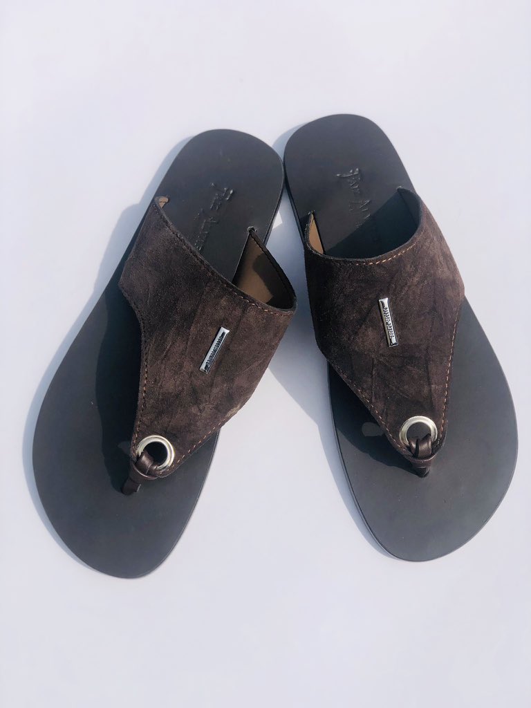 Faiz__Alvaro's tweet image. Brown Simple suede slippers
Price:12k
Dm/whatsapp:09053425980 for orders and enquiries
Free nationwide delivery