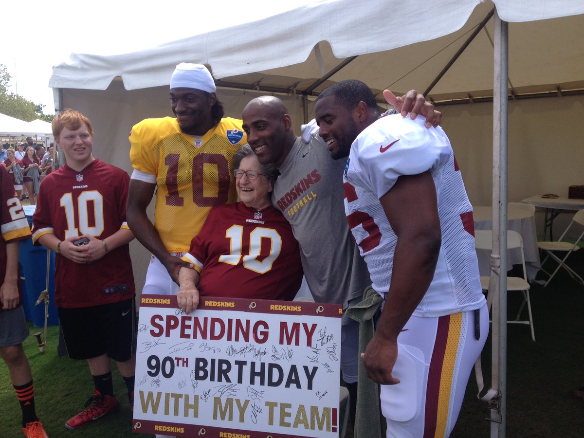 DianesTalking's tweet image. First time I saw Melba was at @Commanders Training Camp, 6/28/14. This 90 yr old fan was in the heat because she LOVED her team. Melba became somewhat of a celebrity! I did this story for @WTOP, right before she passed at age 100. #SuperFan #FreelanceLife loom.ly/sL5Jn6E)