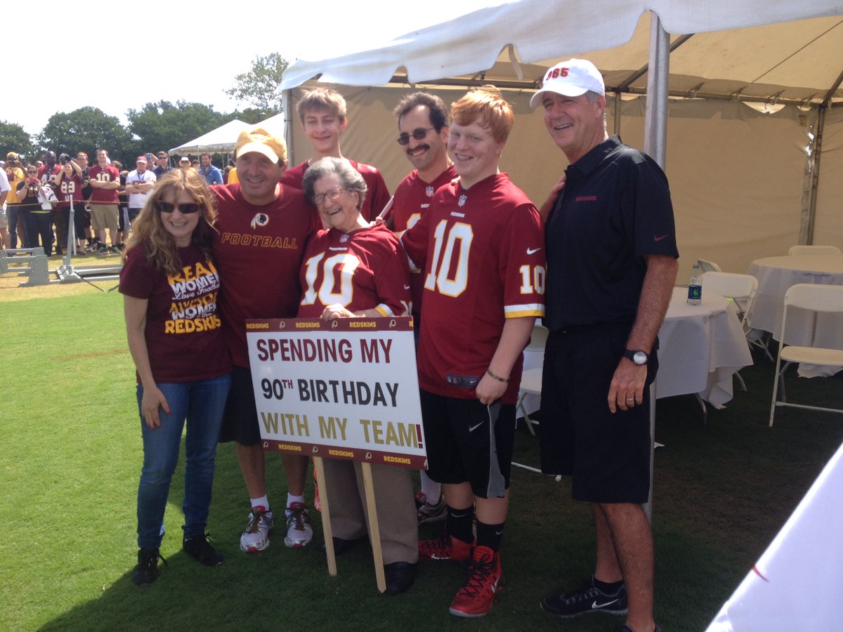 DianesTalking's tweet image. First time I saw Melba was at @Commanders Training Camp, 6/28/14. This 90 yr old fan was in the heat because she LOVED her team. Melba became somewhat of a celebrity! I did this story for @WTOP, right before she passed at age 100. #SuperFan #FreelanceLife loom.ly/sL5Jn6E)