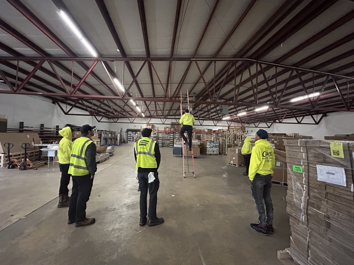 Our field team recently completed ladder safety training, reinforcing one of our top priorities: making sure every technician gets home safely at the end of the day. 💪

#TeamClark #SafetyFirst #FieldExcellence #LadderSafety #TrainingMatters #ClarkServiceGroup #GetClarkd