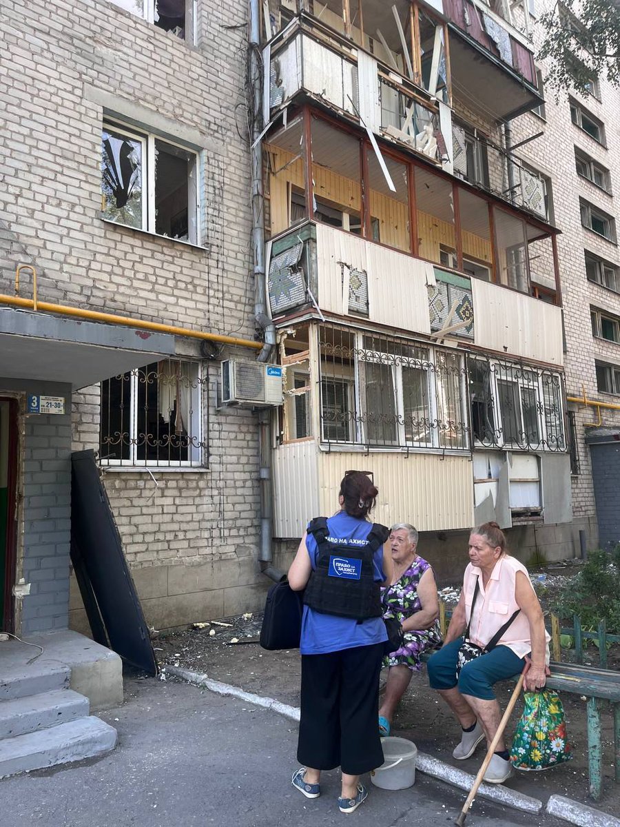 OCHA_Ukraine's tweet image. Kramatorsk & Sloviansk, #Donetsk Region: repeated attacks
- reportedly killed a child, injured over a dozen civilians,
- hit homes, schools & an evacuation ambulance,
- disrupted water and electricity supply.
Aid workers rushed in with shelter, legal & psychological support.