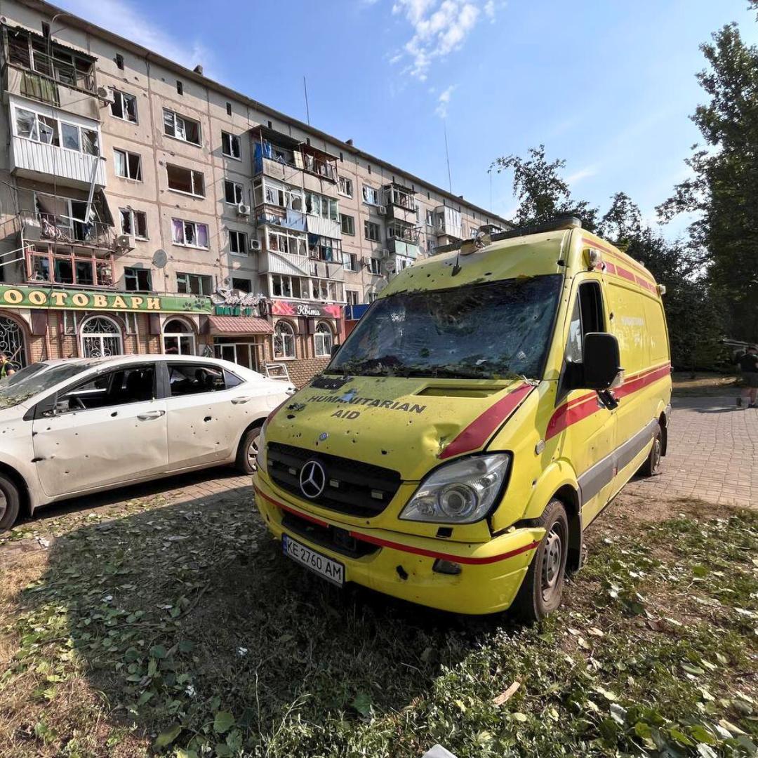 OCHA_Ukraine's tweet image. Kramatorsk & Sloviansk, #Donetsk Region: repeated attacks
- reportedly killed a child, injured over a dozen civilians,
- hit homes, schools & an evacuation ambulance,
- disrupted water and electricity supply.
Aid workers rushed in with shelter, legal & psychological support.