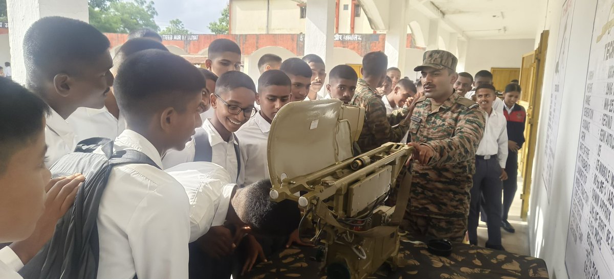 KonarkCorps's tweet image. “Where Dreams Meet Aspirations”

#GoldenKatarDivision organised visit of 184 Cadets of #SainikSchool Amaravati Nagar, Sujanpur Tira, Jhunjhunu &amp;amp; Jhansi to #nda, #CMEPune &amp;amp; #Aundh Military Station - motivating them to choose #IndianArmy by exposure to ‘Army&apos;s Way of Life’.

@adgpi
