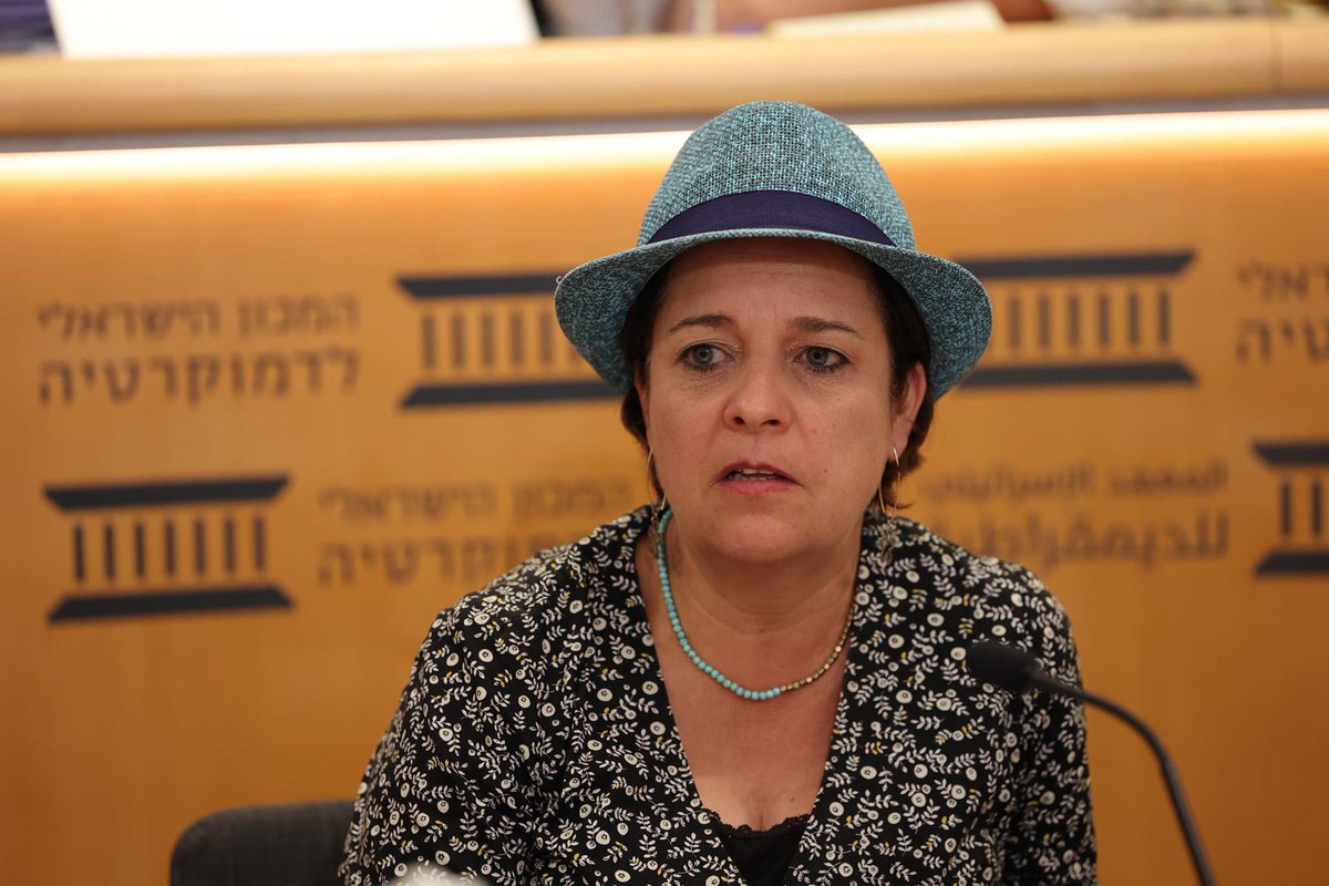 DemocracyIL's tweet image. ד"ר תהילה אליצור, מיוזמות ומובילות פורום "שותפות לשירות" @sutafotla , בכנס #זמןהכרעה:
"התחלנו את הפעילות עם מכתב של אמהות שקוראות לאמהות חרדיות תגידו לילדים שלכם להתגייס. יש קיר אדום צבוע בדם שמפריד בינינו לבין החרדים, וזה מסוכן הרבה יותר מהשאלה אם סמוטריץ ילך או לא עם מי…
