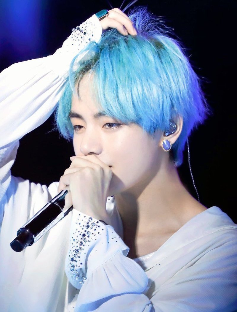 taedailypraise's tweet image. Blue haired Taehyung is currently going viral on the Korean side of X