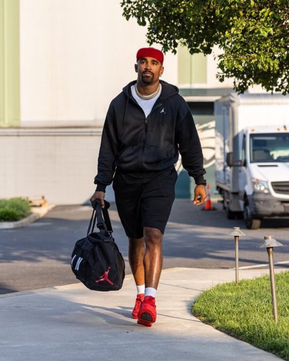Chase_Senior's tweet image. Super Bowl MVP Jalen Hurts has reported for the start of Eagles Training Camp.
Decked out in Jordan gear.
📷: @Eagles