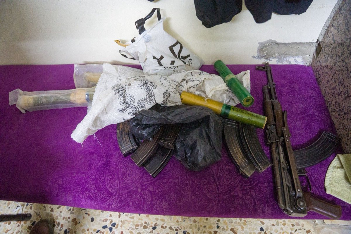 yishai_elmakyes's tweet image. דובר צה"ל פרסם שבמהלך הלילה כוחות אוגדה 210 בשיתוף יחידה 504 עצרו וחקרו "סוחרי אמל"ח שפעלו במרחב דרום סוריה".
זה האמל"ח שנתפס ברשותם, לא ברור אם הם היו במהלך הברחה, כי זה נראה כמו ציוד בסיסי ולא כמו העברה משמעותית במיוחד