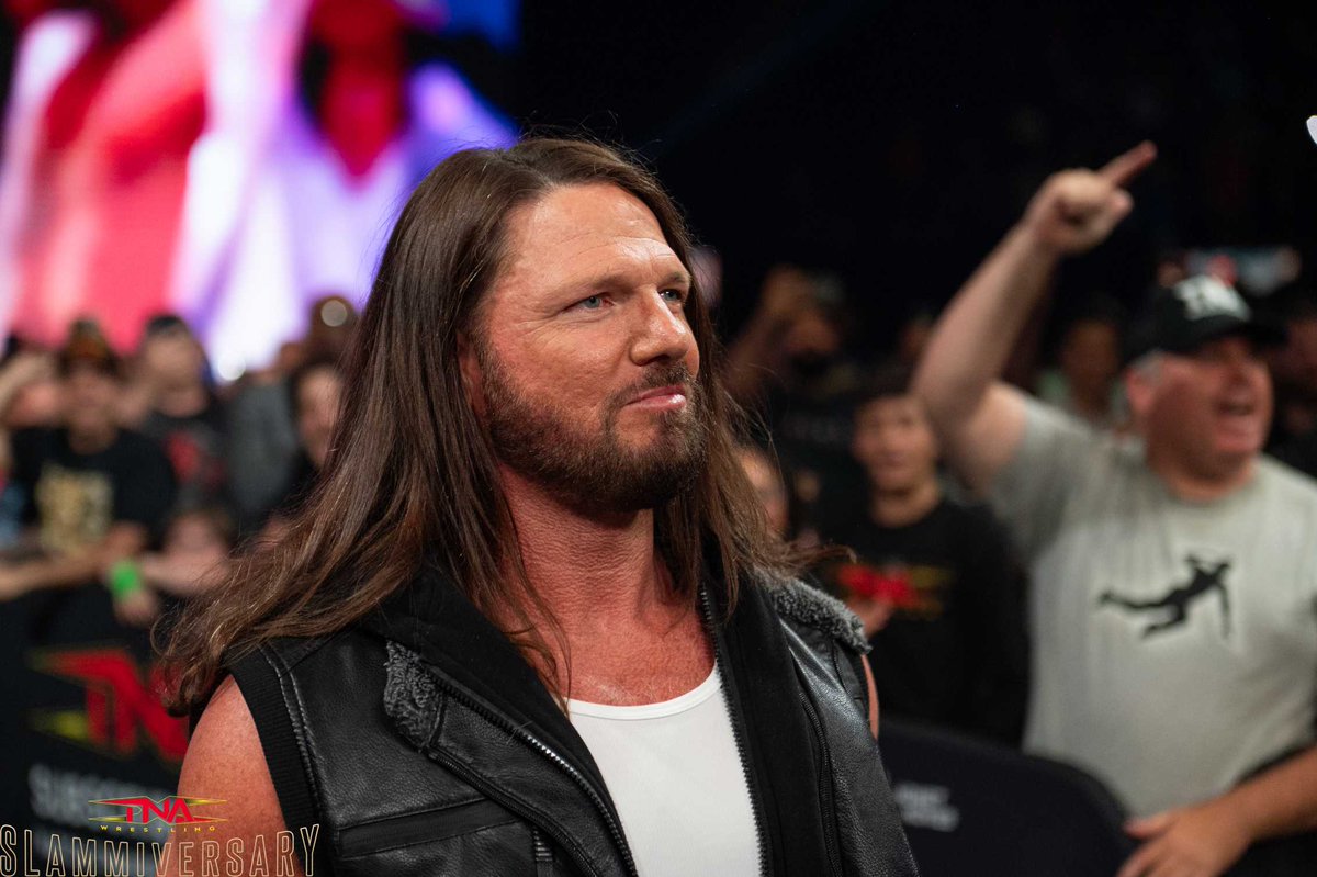 ThisIsTNAUK's tweet image. 🔥 Passing the torch...
A special moment for Britain's @LEONSLATER_ at #TNASlammiversary with wrestling legend @AJStylesOrg.
See more Slamm pictures in our photo gallery: tnawrestling.com/2025/07/21/pho…
