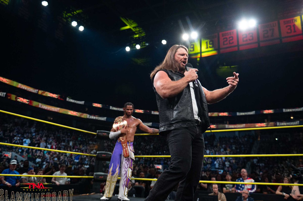 ThisIsTNAUK's tweet image. 🔥 Passing the torch...
A special moment for Britain's @LEONSLATER_ at #TNASlammiversary with wrestling legend @AJStylesOrg.
See more Slamm pictures in our photo gallery: tnawrestling.com/2025/07/21/pho…
